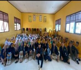 Mahasiswa KKN Universitas Muhammadiyah Riau bersama siswa SMP Negeri 8 Pangkalan Kuras (foto/ist)